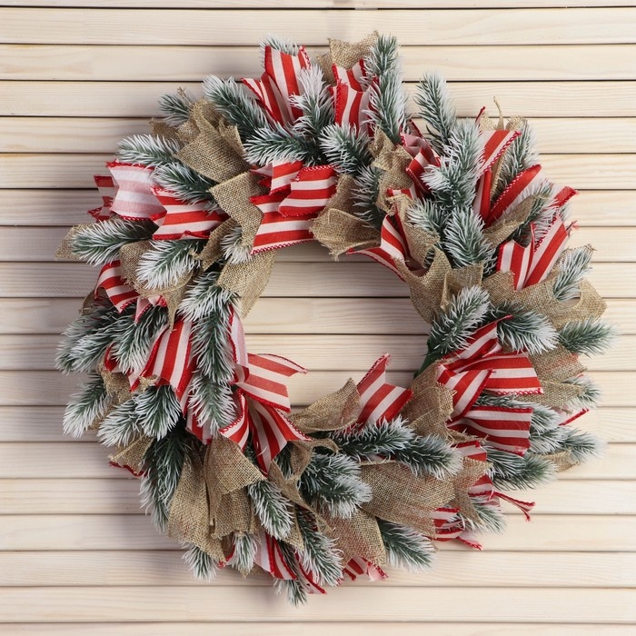Венок новогодний d- 33 см  Венок новогодний d- 33 см "Уютная сказка" полосатые ленты и бежевые
