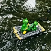 Садовая фигура из полистоуна &laquo;Лягушка на плоту&raquo;, 17&times;11&times;9.5 см, плавающая