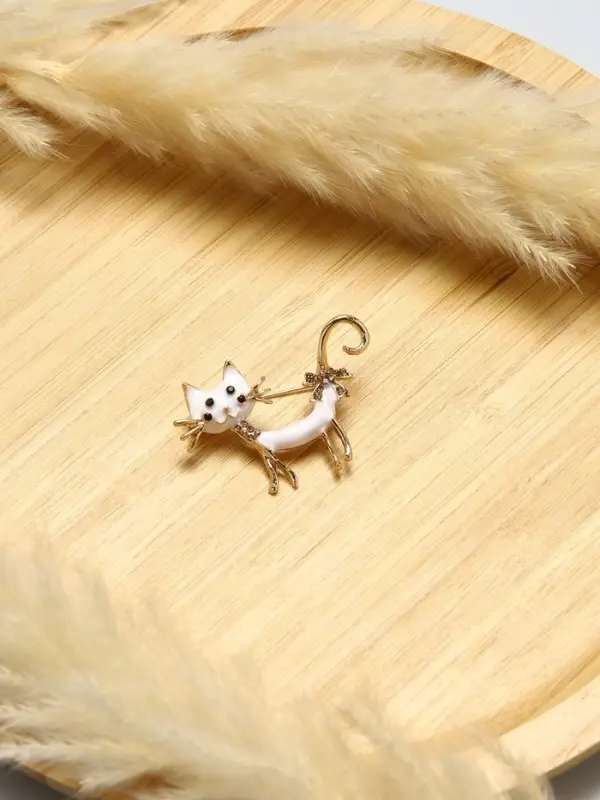 Брошь &laquo;Кошка&raquo;, кокетливая с бантом, белая в кофейном золоте