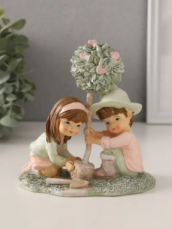 Фигурка полистоун &laquo;Малыши сажают деревце&raquo;, розово-зелёный, 13&times;7&times;13 см