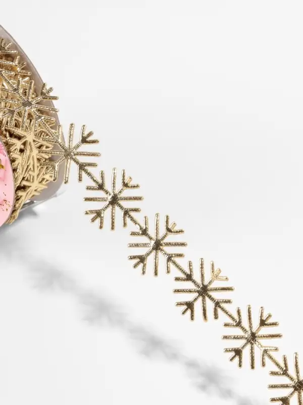 Лента декоративная фигурная 22мм*10±0,5ярд(9,1м±0,5м) фигурные снежинки золотой АУ