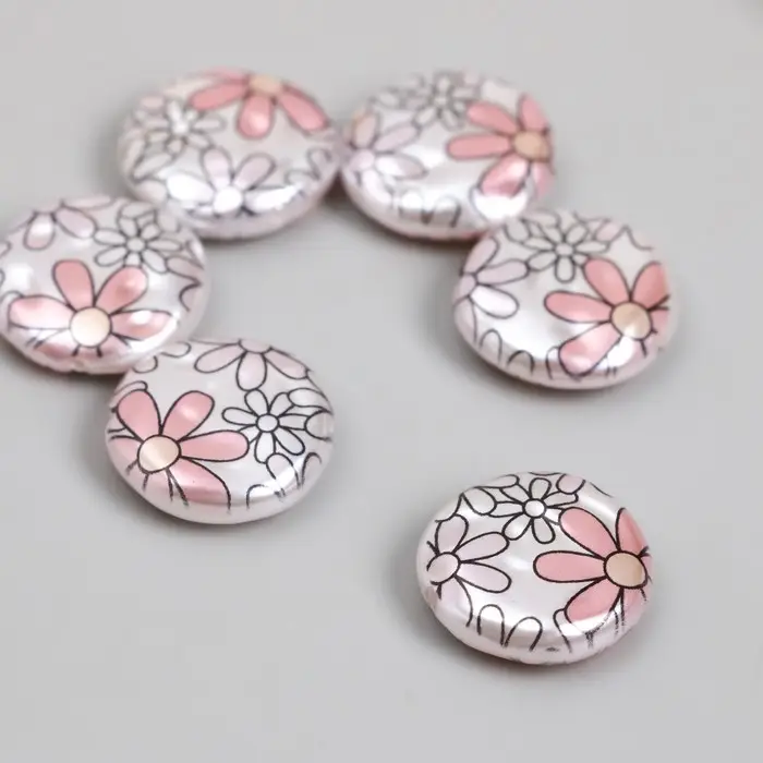 Бусина для творчества пластик "Жемчужный плоский круг с ромашками" 0,5х1,6х1,6 см