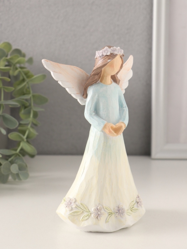 Сувенир полистоун "Девушка-ангел в нежно-голубом платье, руки-сердце" 9,5х6,5х16 см