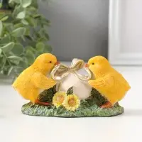 Сувенир полистоун "Цыплята завязывают подарочный бант на яичке" 7 см
