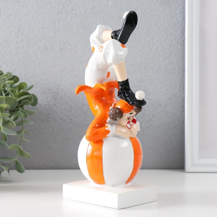 Сувенир полистоун Сувенир полистоун "Клоун-акробат на шаре" бело-оранжевый 10х9,5х23 см