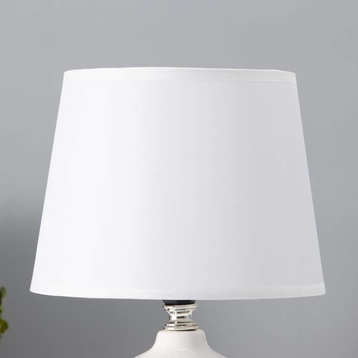 Настольная лампа с абажуром RISALUX «Брон», Е14, 40 Вт, бело-золотой, 18×18×27 см Настольная лампа с абажуром RISALUX «Брон», Е14, 40 Вт, бело-золотой, 18×18×27 см