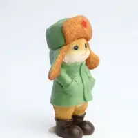 Сувенир полистоун "Рыжий котик в шапке-ушанке и зелёном пальто" 6,4х4,2х10,3 см
