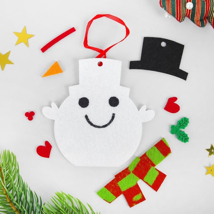 Набор для творчества - создай ёлочное украшение из фетра «Снеговичок в шапочке» Набор для творчества - создай ёлочное украшение из фетра «Снеговичок в шапочке»