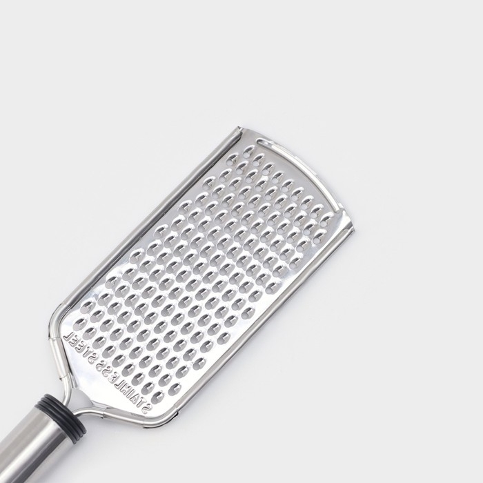 Тёрка для сыра Доляна «Помощник», 24 см, с ручкой, цвет серебряный, чёрный Тёрка для сыра Доляна «Помощник», 24 см, с ручкой, цвет серебряный, чёрный