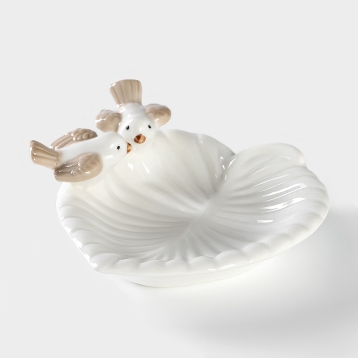 Блюдо керамическое сервировочное «Голубки на листочке», 13×13×2 см, цвет белый