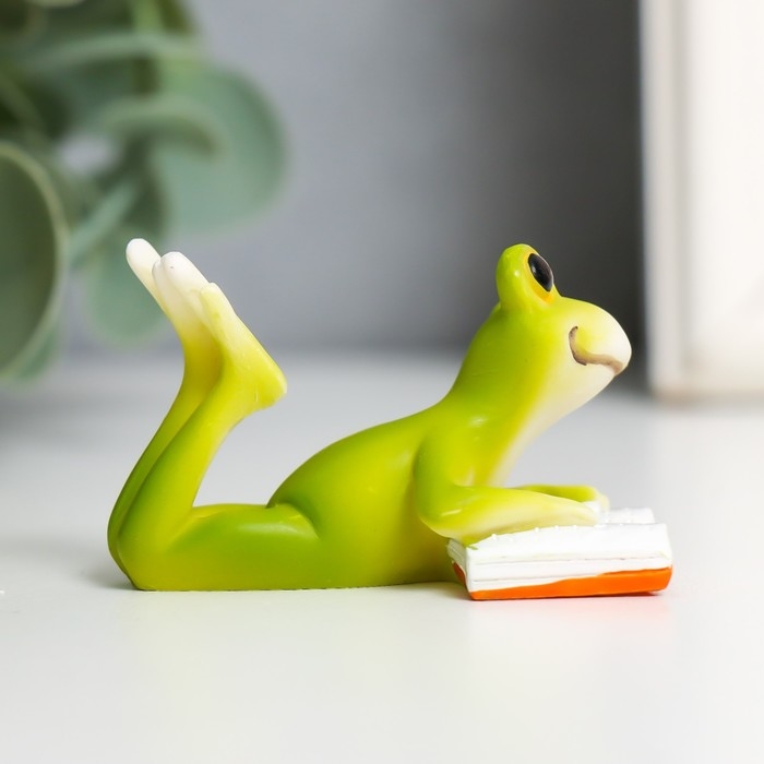 Сувенир полистоун Сувенир полистоун "Лягушонок читает книжку" 3х2х4,8 см