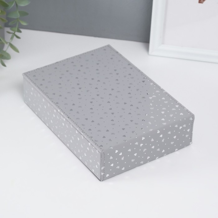 Шкатулка кожзам для украшений с зеркалом Шкатулка кожзам для украшений с зеркалом "Сердечки" серая матовая тиснение 15х21,5х5,5 см