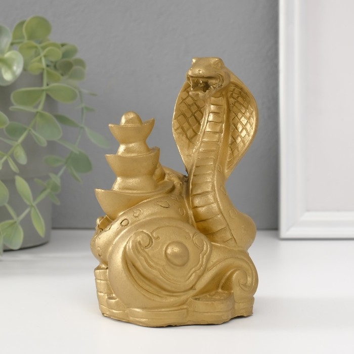 Нэцкэ полистоун Нэцкэ полистоун "Кобра с золотыми слитками" 8х8,7х13,5 см