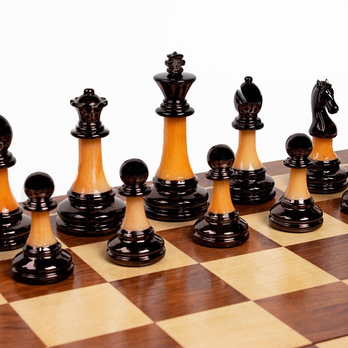 Шахматы сувенирные  Шахматы сувенирные "Нефрит", деревянная доска 45 х 45 см, металлические фигуры