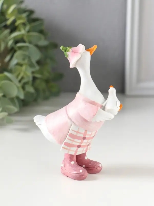 Сувенир полистоун "Гусыня в розовом платье с передником, с малышом" 6х4х9,5 см