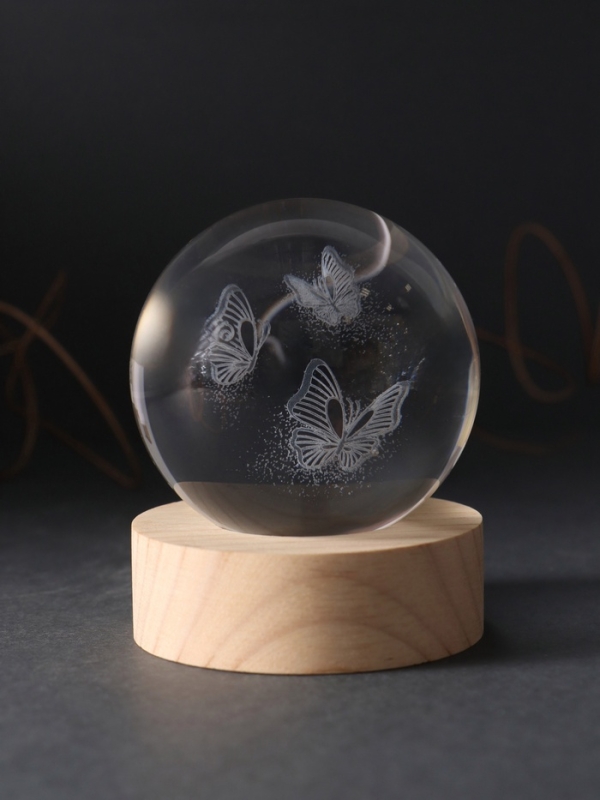 Сувенир стекло подсветка "Шар. Бабочки" d=6 см подставка дерево, USB