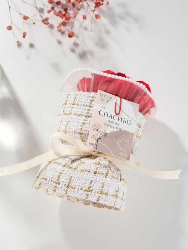 Букет из мыльных лепестков "Три розы с открыткой в коробке" красный 10,6х10,6х17 см