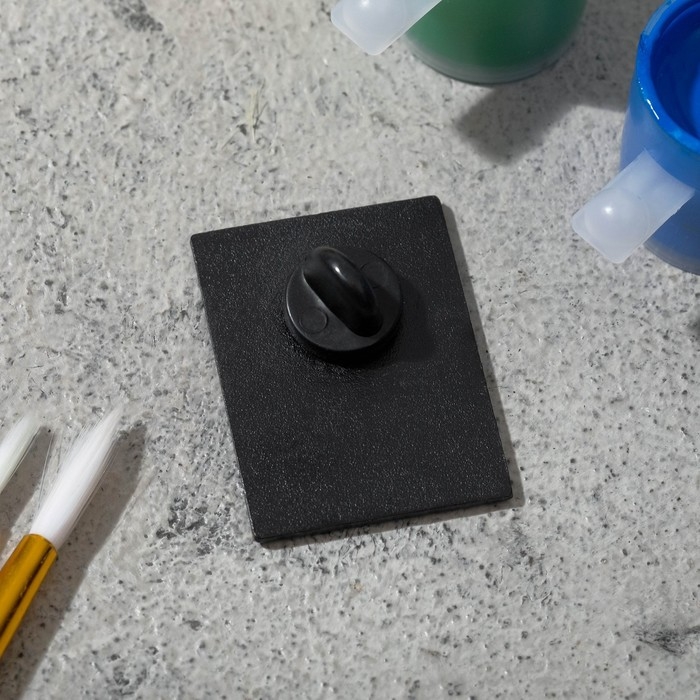 Значок «Искусство» Мона Лиза, бело-коричневый в чёрном металле Значок «Искусство» Мона Лиза, бело-коричневый в чёрном металле