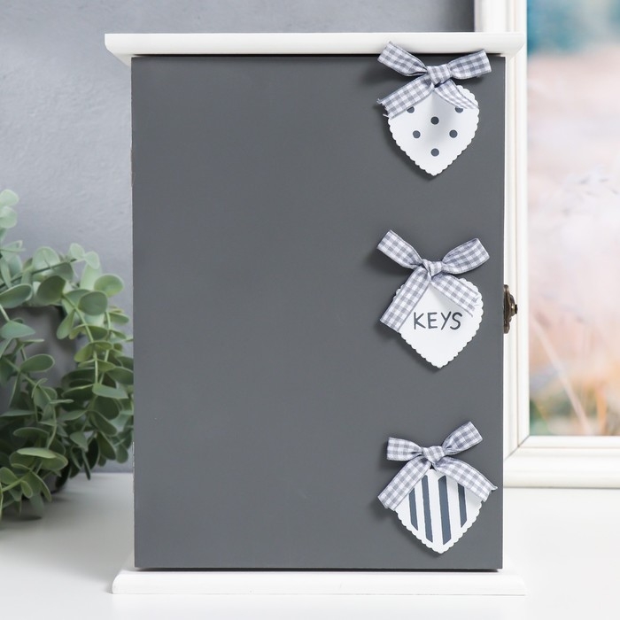 Ключница дерево Ключница дерево "Три сердечка" серая 6х19х25,5 см