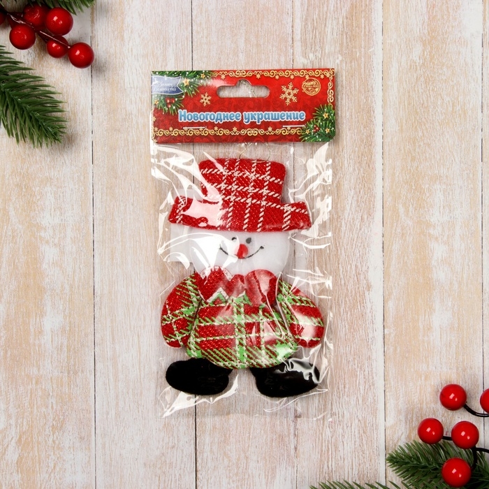 Мягкая подвеска Мягкая подвеска "Снеговик в клетчатом костюме" 7х11 см, красный