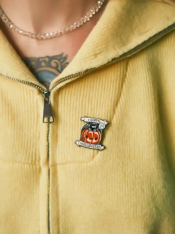 Значок «Котёнок» в тыкве, цветной в чёрном металле Значок «Котёнок» в тыкве, цветной в чёрном металле