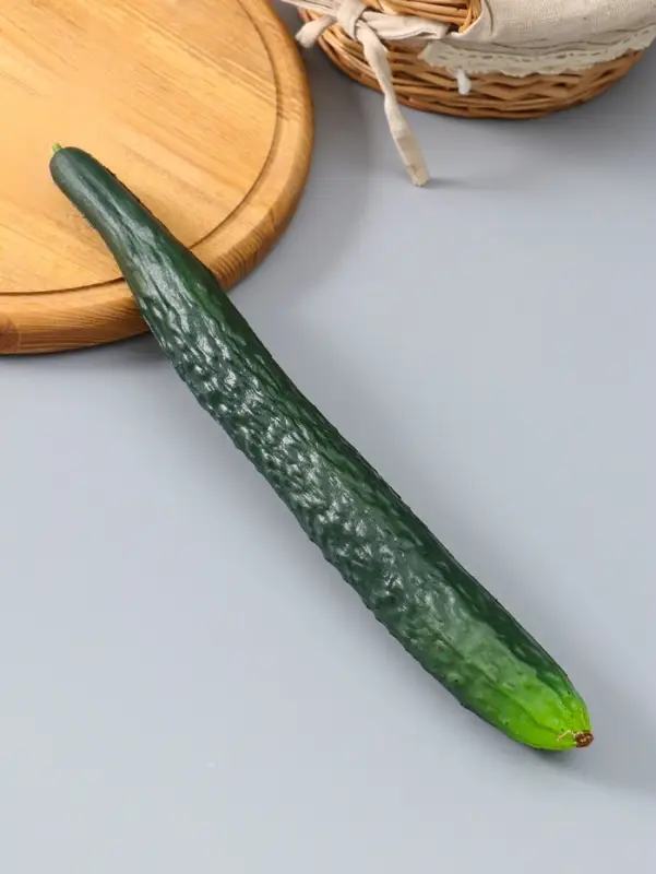 Муляж "Огурец длинный" 34х3,5 см, зелёный