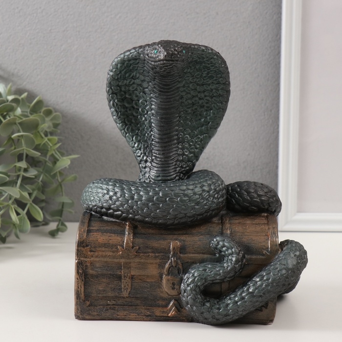 Фигурка Фигурка "КОБРА НА СУНДУКЕ" 20 х 17 х 12 см.
