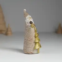 Фигурка полистоун &laquo;Дед Мороз с золотой ёлкой, с колокольчиком&raquo;, 4&times;4.5&times;10.8 см
