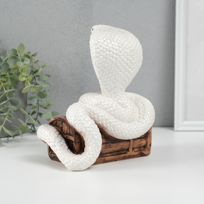 Новогодняя фигурка Новогодняя фигурка "Кобра на сундуке" 20 х17 х 12 см, белый