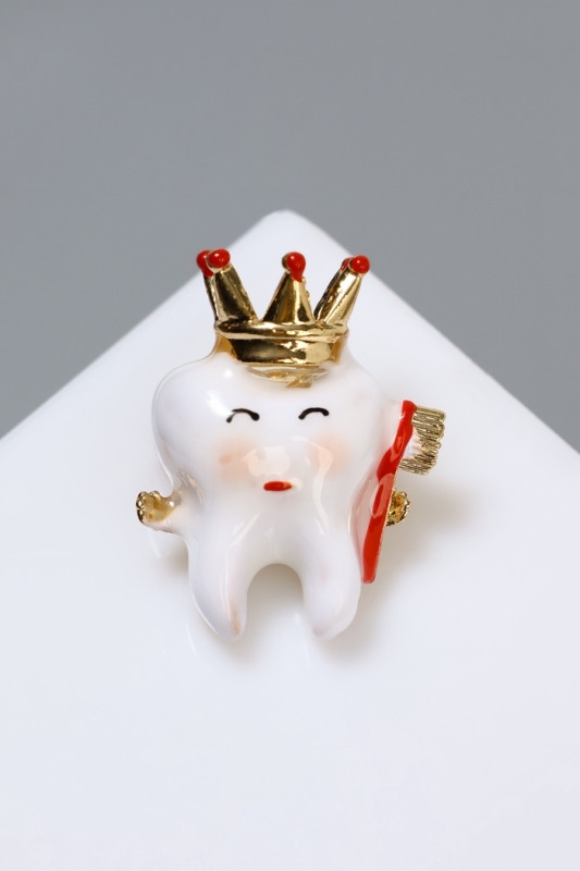 Брошь «Король Зуб», цветная в золоте Брошь «Король Зуб», цветная в золоте