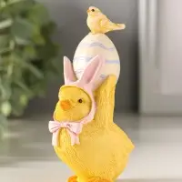 Сувенир полистоун "Цыплёнок в розовой шапке с заячьими ушками несёт яичко" 10,5 см