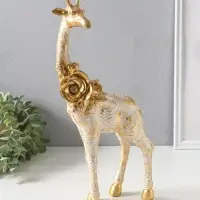 Сувенир полистоун "Жираф с листьями и цветами" бело-золотой 17,3х8,3х35,5 см
