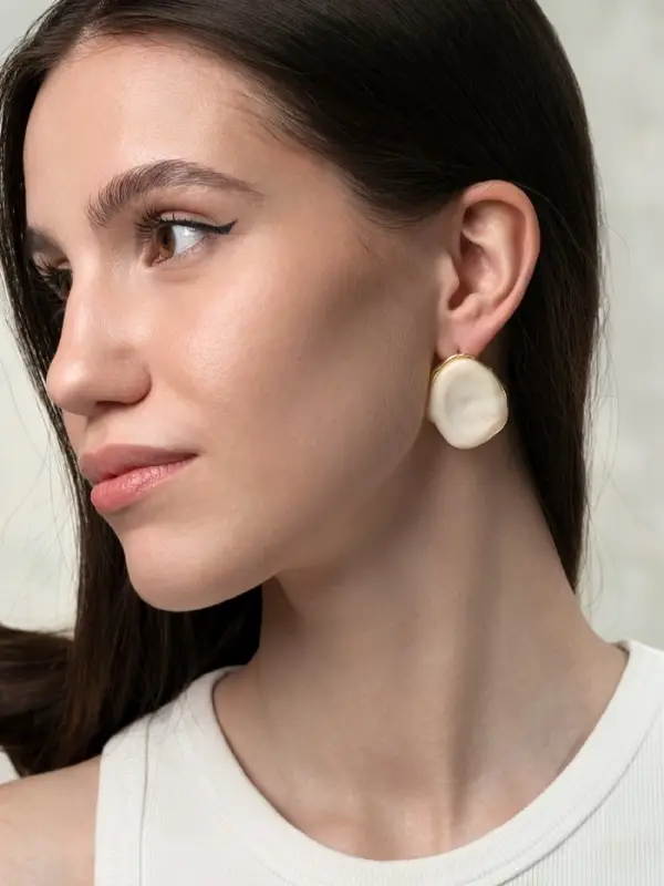 Серьги большие &laquo;Мятый овал&raquo;, акрил, белые в золоте