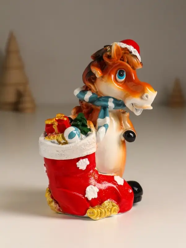 Копилка полистоун Копилка полистоун "Коняшка с носком с подарками, в колпаке" 9х5,8х12,5 см