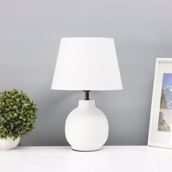 Лампа настольная Лампа настольная "Луиза" 1х40Вт Е27 белый 25х25х38,,5см