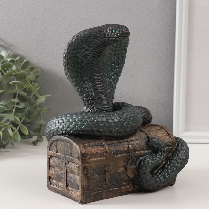 Фигурка Фигурка "КОБРА НА СУНДУКЕ" 20 х 17 х 12 см.