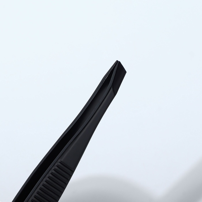 Пинцет &laquo;Premium&raquo; скошенный, узкий, 9 &times; 0,6 см, на блистере, цвет чёрный