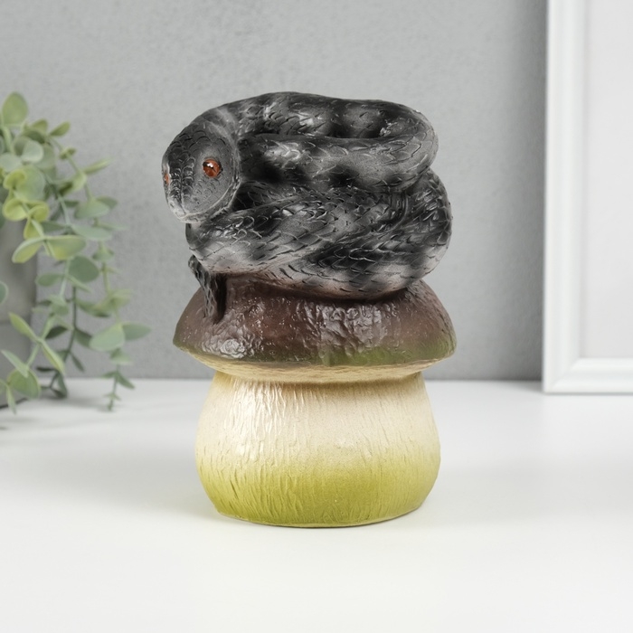 Новогодняя фигурка Новогодняя фигурка "Змейка на грибе" 12 х11 х 18 см, черно-серый