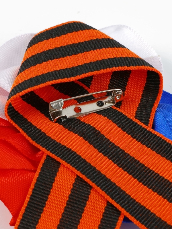 Брошь - георгиевская лента со значком Брошь - георгиевская лента со значком "9 мая - Это наша Победа!", цветок триколор