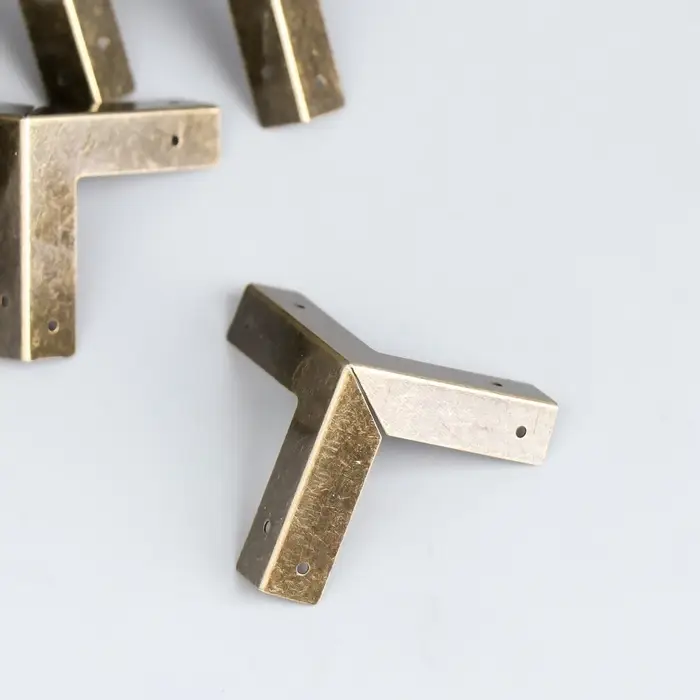 Уголок (накладка) для шкатулок металл набор 10 шт 3х3х3 см Уголок (накладка) для шкатулок металл набор 10 шт 3х3х3 см