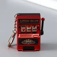 Брелок пластик "Игровой автомат - казино" красный 2,7х3,4х5 см Брелок пластик "Игровой автомат - казино" красный 2,7х3,4х5 см