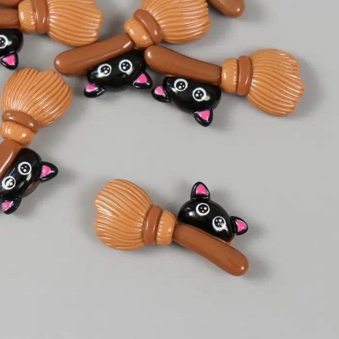 Декор для творчества пластик "Котик на метле" 2х3,4х0,6 см