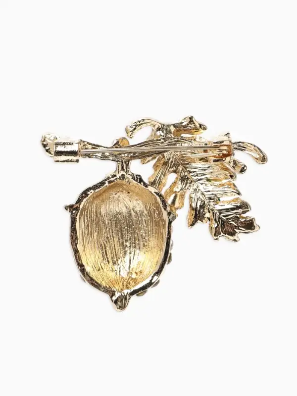 Брошь &laquo;Жёлудь&raquo; осенний с листом, стразы, цвет коичнево-бело-зелёный в золоте