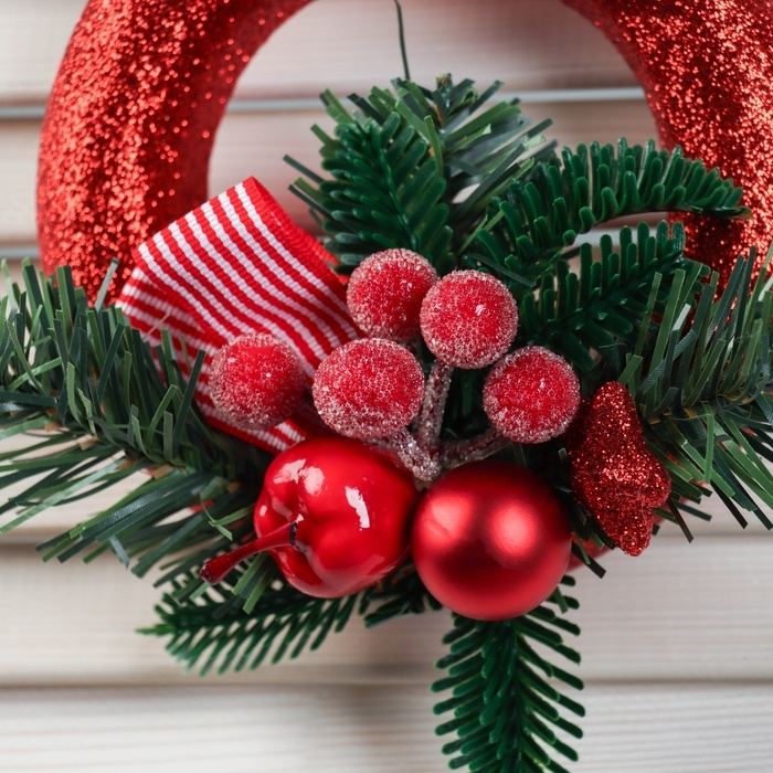 Украшение ёлочное  Украшение ёлочное "Зимняя ягодка на венке" 15х15 см