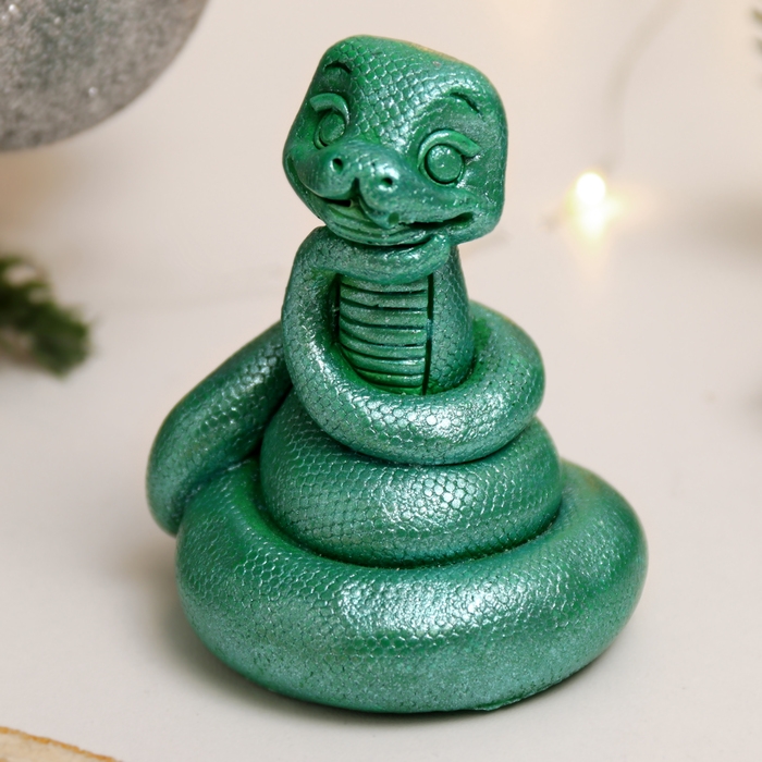 Новый год. Символ 2025. Фигура Новый год. Символ 2025. Фигура "Змейка мечтает" изумрудный, 6х6см