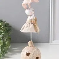 Сувенир полистоун свет "Зайка в льняном платье на шаре" 2хLR44 8,5х8,5х26 см