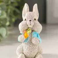 Статуэтка "Кролик с  морковкой" 7х5х4 см, серый