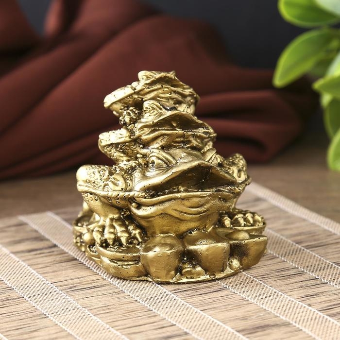 Нэцке полистоун под бронзу Нэцке полистоун под бронзу "Три жабы - пирамида" 7х8,8х6,3 см