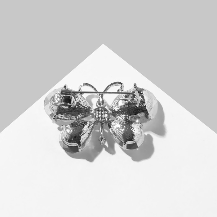 Брошь «Бабочка» анфас, цвет белый в серебре Брошь «Бабочка» анфас, цвет белый в серебре