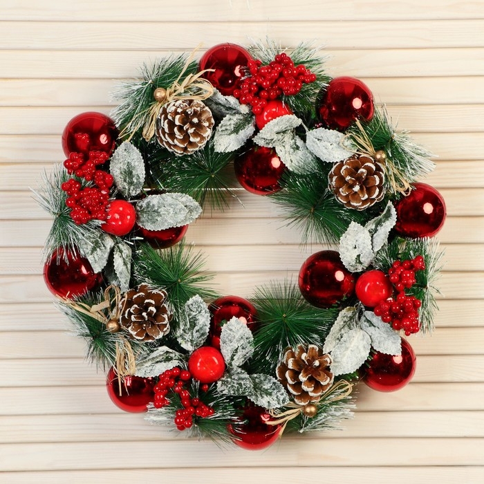 Венок новогодний d- 34 см Венок новогодний d- 34 см"Уютная сказка" листья в снегу шарики яблоки